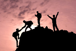 Cordée de montagne avec silhouettes de personnes s’entraidant pour gravir un sommet, illustrant le coaching d’équipe et et l'accompagnement professionnel, la coopération, la solidarité et le leadership partagé en entreprise.