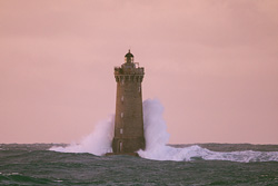 Phare dans la tempête pour illustrer le coaching individuel et l'accompagnement professionnel.