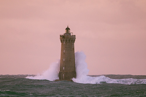 Phare dans la tempête pour illustrer les prestations de coaching professionnel et de coaching individuel